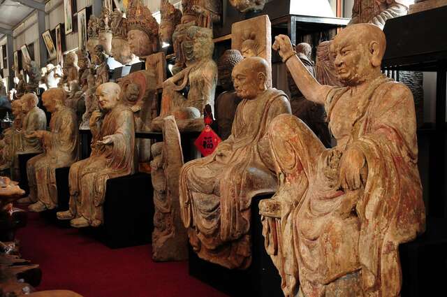 照片-擁有數量龐大由信眾捐給寺方的千年古佛塑像及古佛首