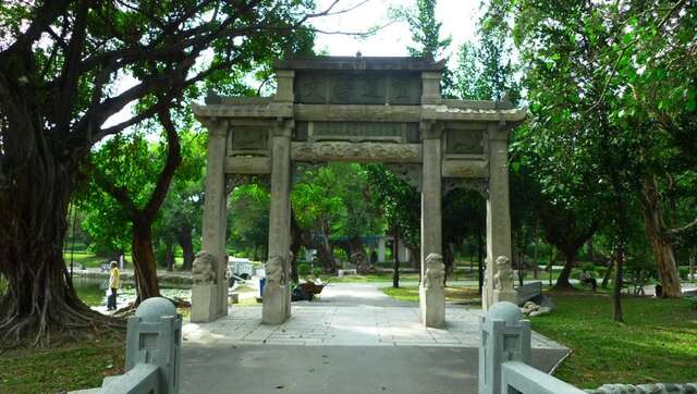 照片-重道崇文坊(台南公園)為三間四柱二層的形式