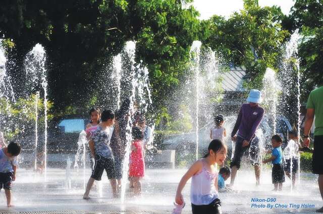 照片-園區暑假時開放的戲水噴泉，小孩玩的不亦樂乎