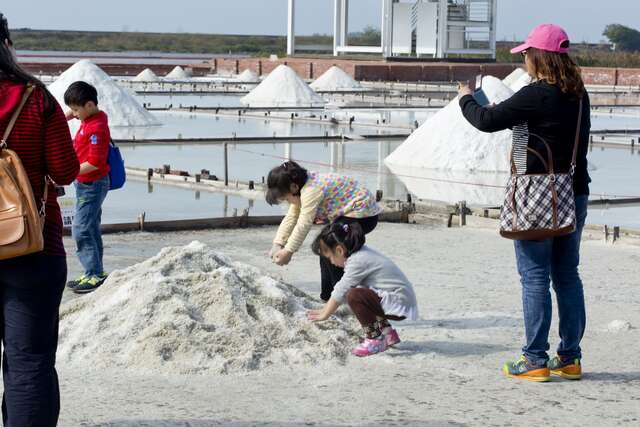 照片-遊客在此可體驗傳統曬鹽、挑鹽、收鹽的樂趣
