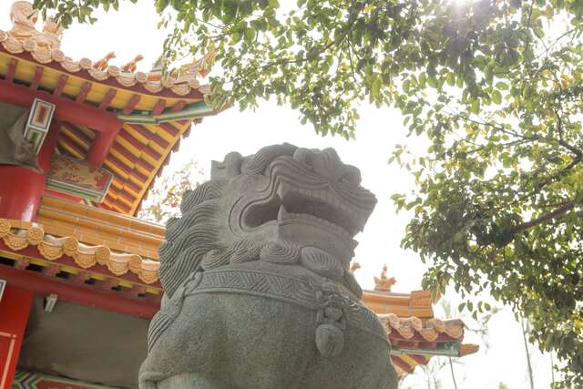 照片-關子嶺大仙寺廟前方的石獅