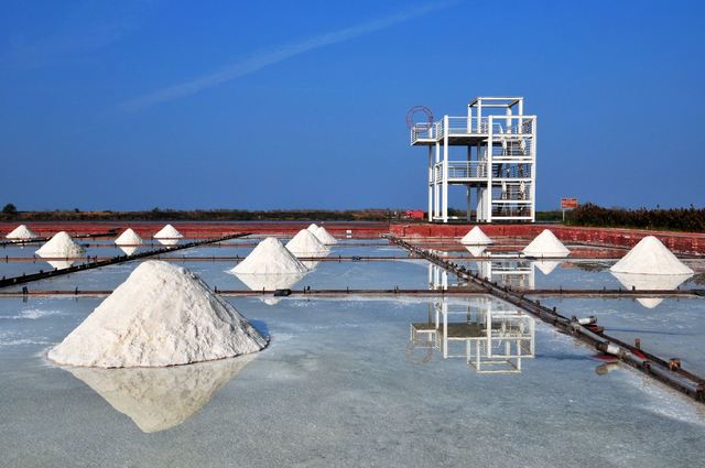 照片-日曬成瓦上的結晶鹽，推進人工造鹽產業的進程