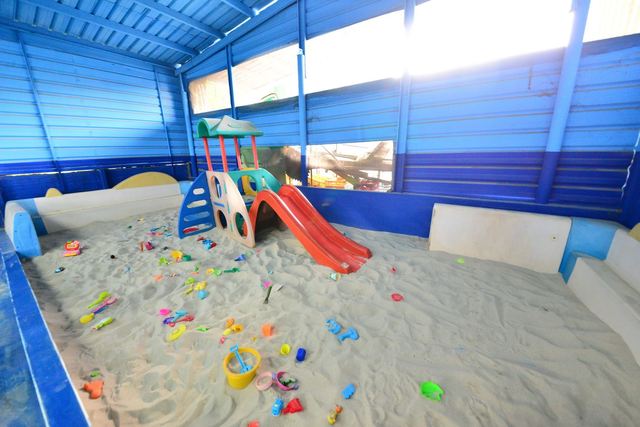 照片-教育園區也提供許多設施，像是兒童玩沙區