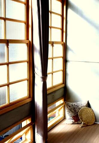 照片-二樓愛樂窗前平台的午後陽光