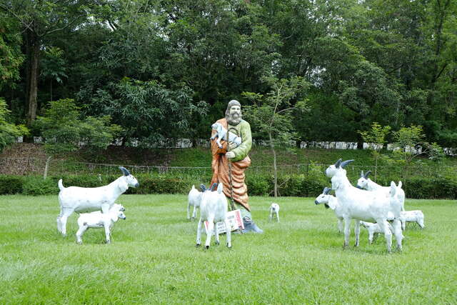 照片-草坪上有耶穌牧羊與可愛動物塑像，彷彿諾亞方舟的故事場景