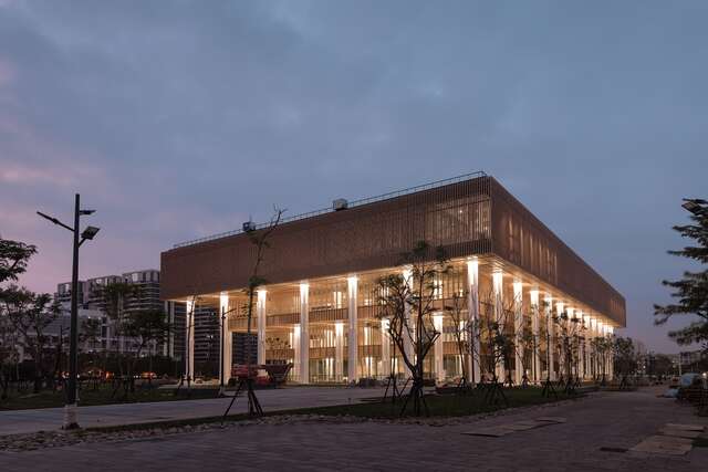 照片-台南市立圖書館夜景